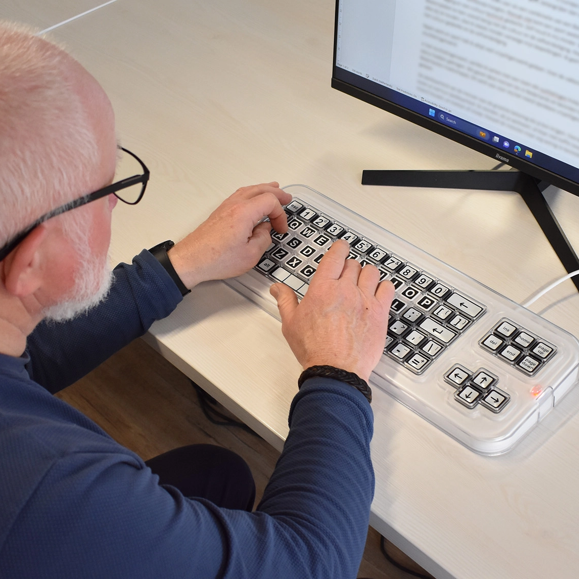Mensch an der Clevy Contrast Keyboard 3 - Kontrast-Tastatur