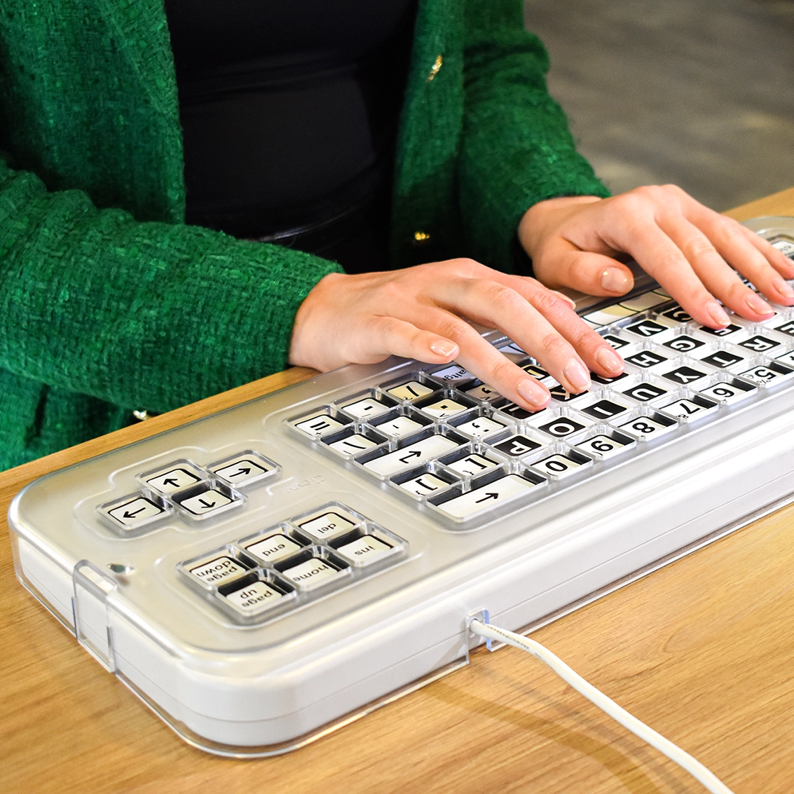 Mensch an Clevy Contrast Keyboard 3 - Kontrast-Tastatur mit Clevy Cover