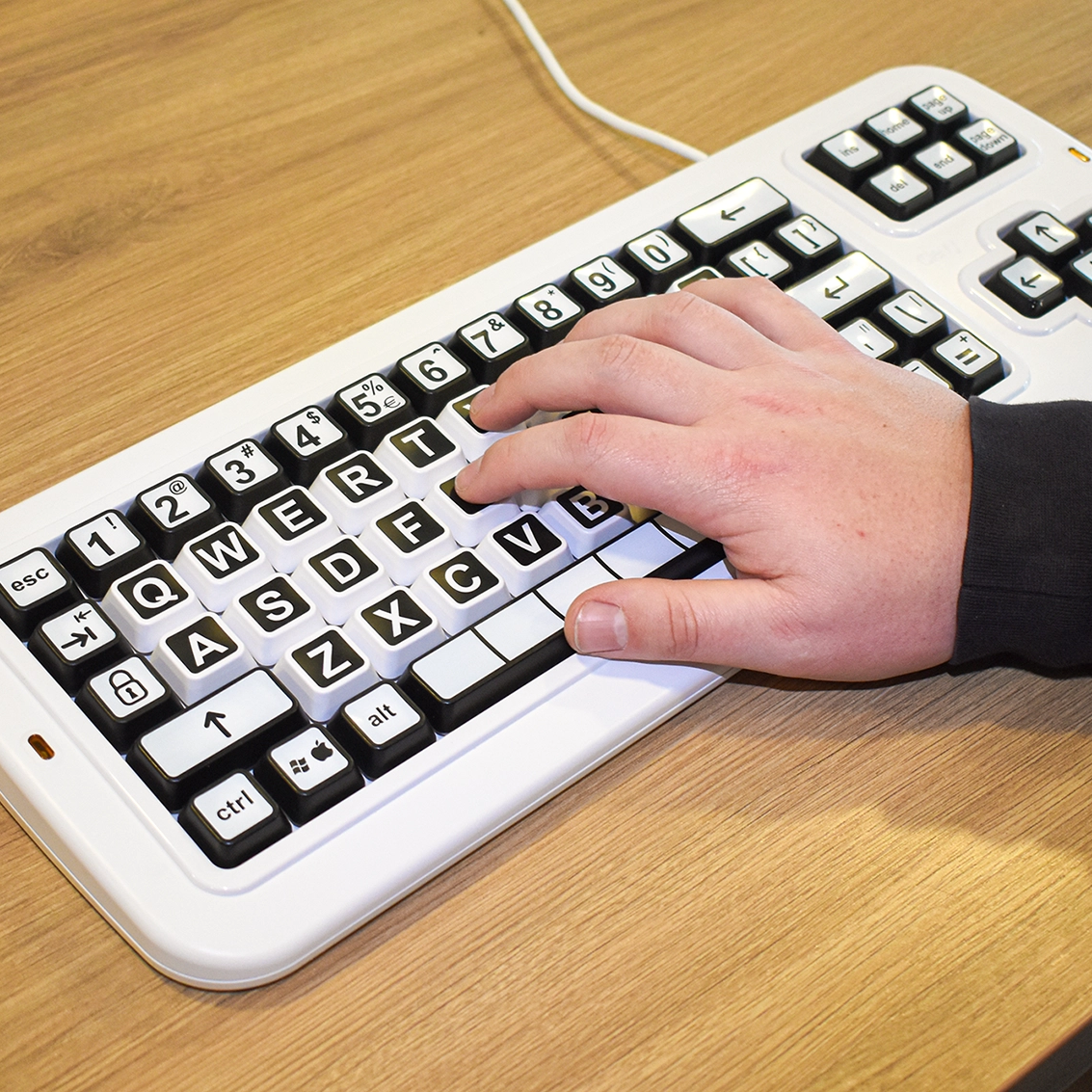 Hand auf Clevy Contrast Keyboard 3 - Kontrast-Tastatur