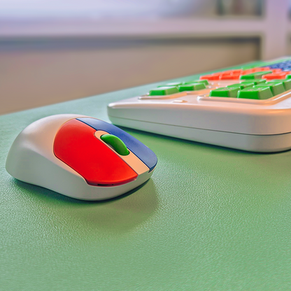 Clevy Kids Maus mit Clevy Tastatur im Hintergrund