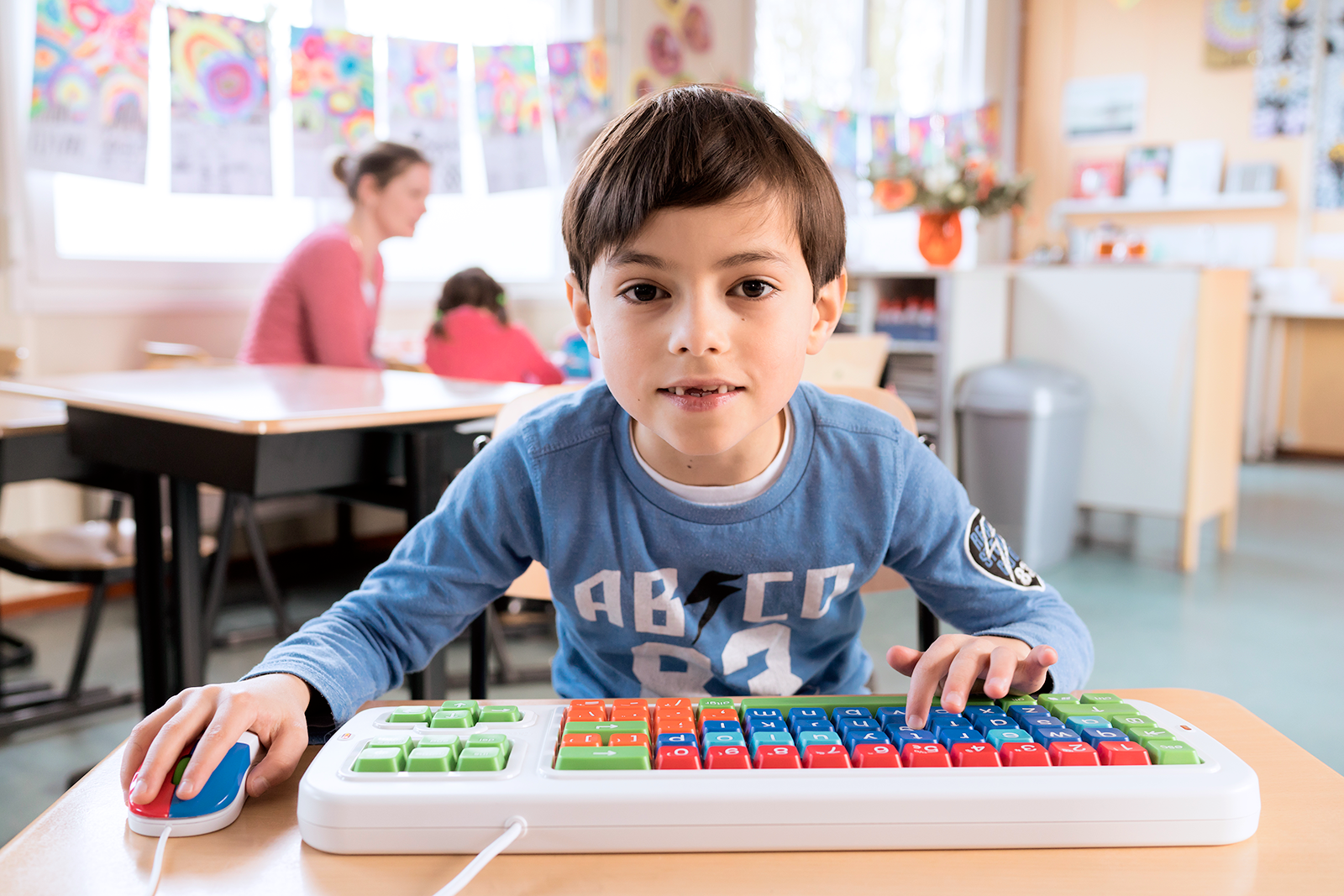 Clevy Tastatur in Benutzung durch Jungen
