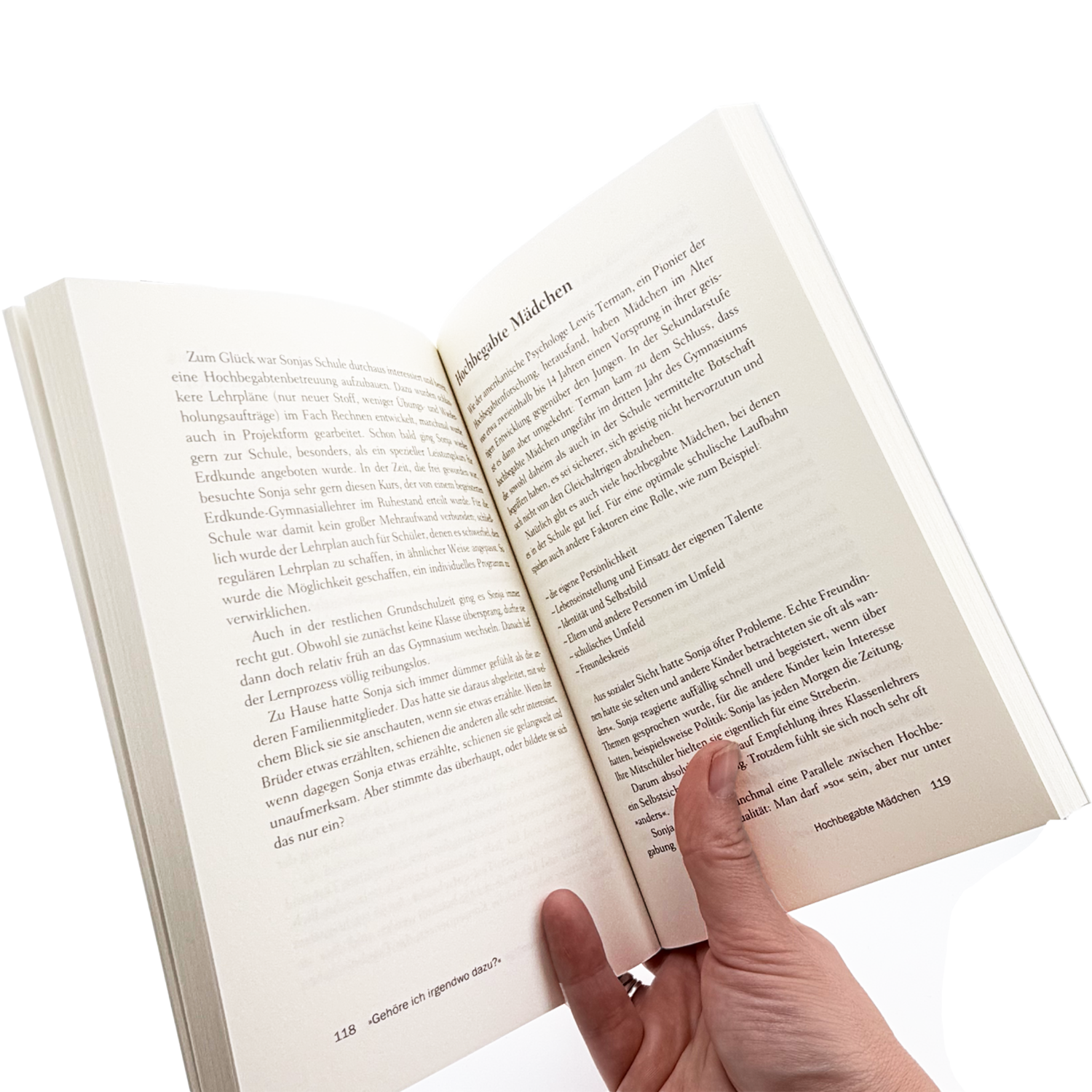Buch in der Hand aufgeschlagen