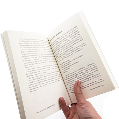 Buch in der Hand aufgeschlagen