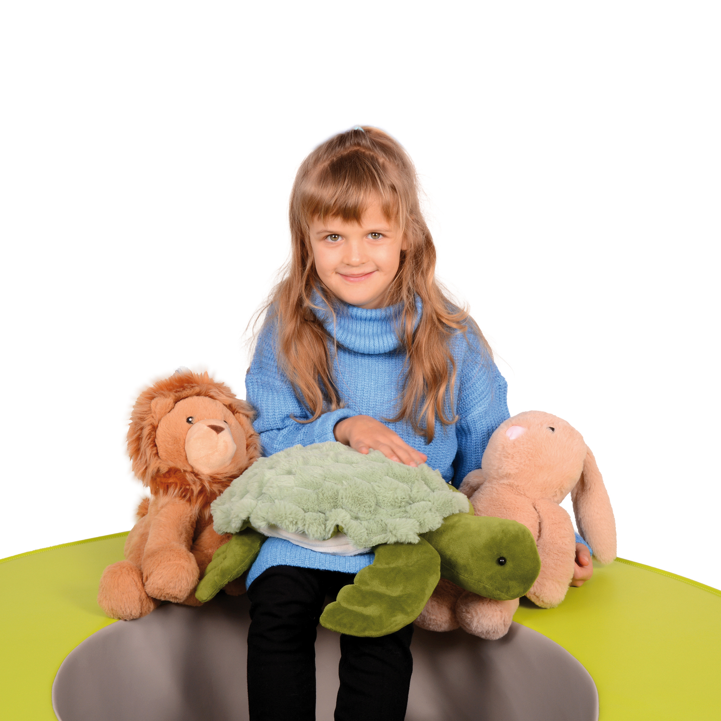 Mädchen mir drei Tieren auf dem Schoß