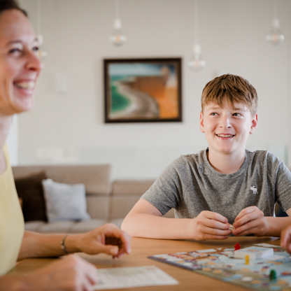 Kind schaut Frau an beim spielen