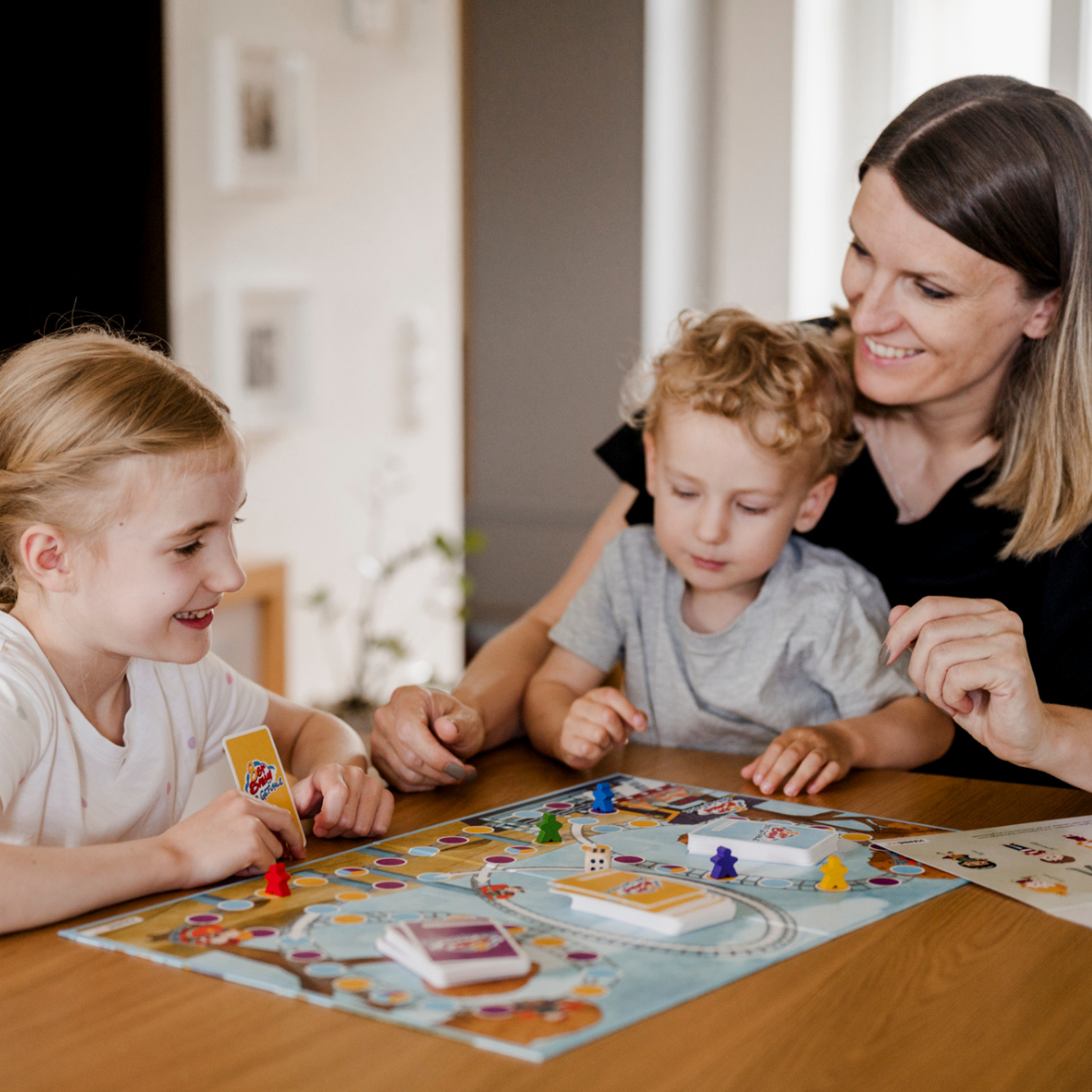 Mutter spielt mit Kindern