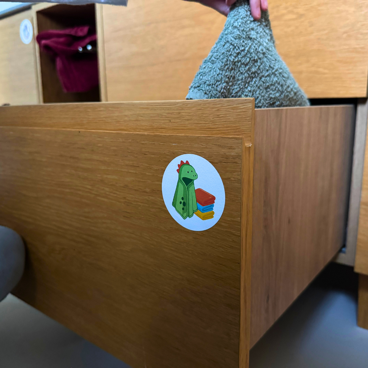 Aufkleber auf Schublade