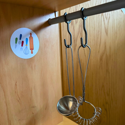 Aufkleber im Schrank