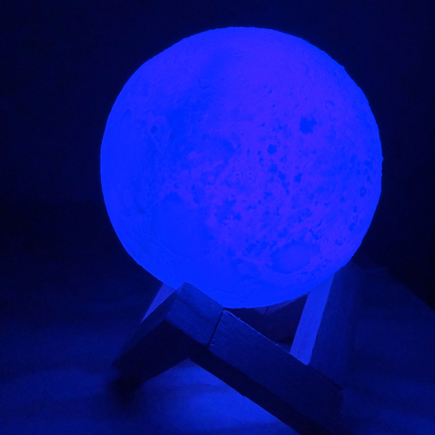 Kugel leuchtet blau