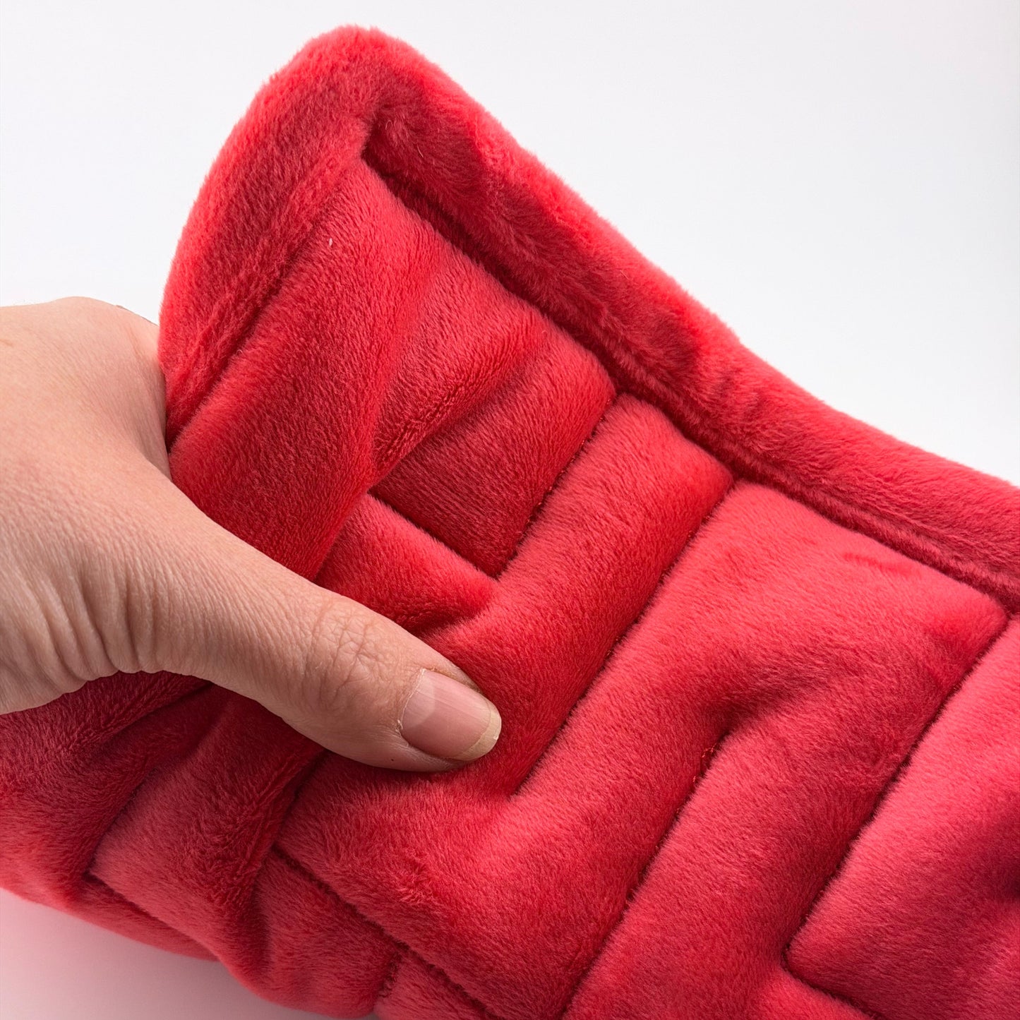 Hand schiebt Murmel durchs Labyrinth