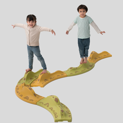 Kinder stehen auf Hindernis