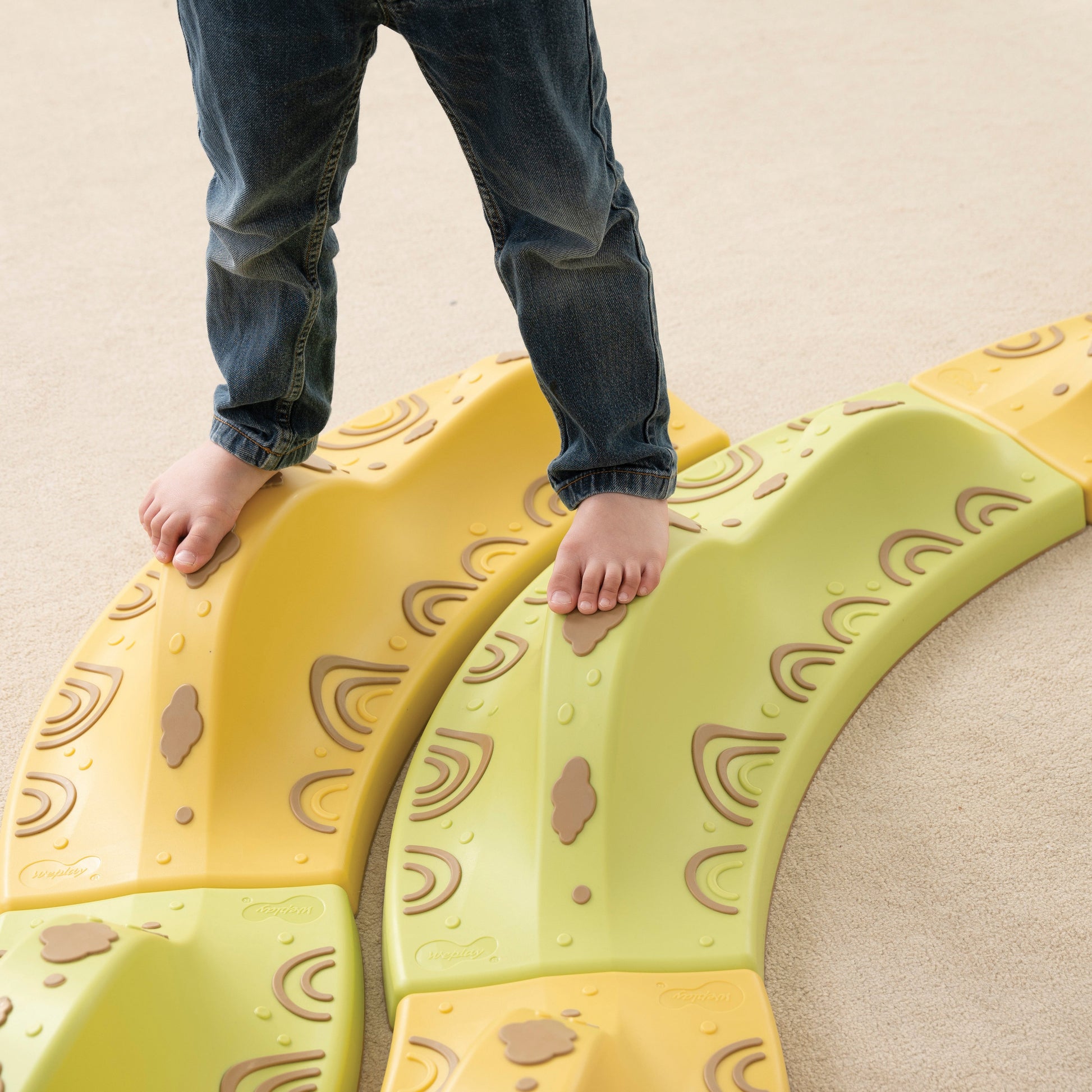 Kinder Füße auf Balancierhügel