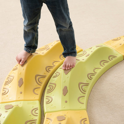 Kinder Füße auf Balancierhügel