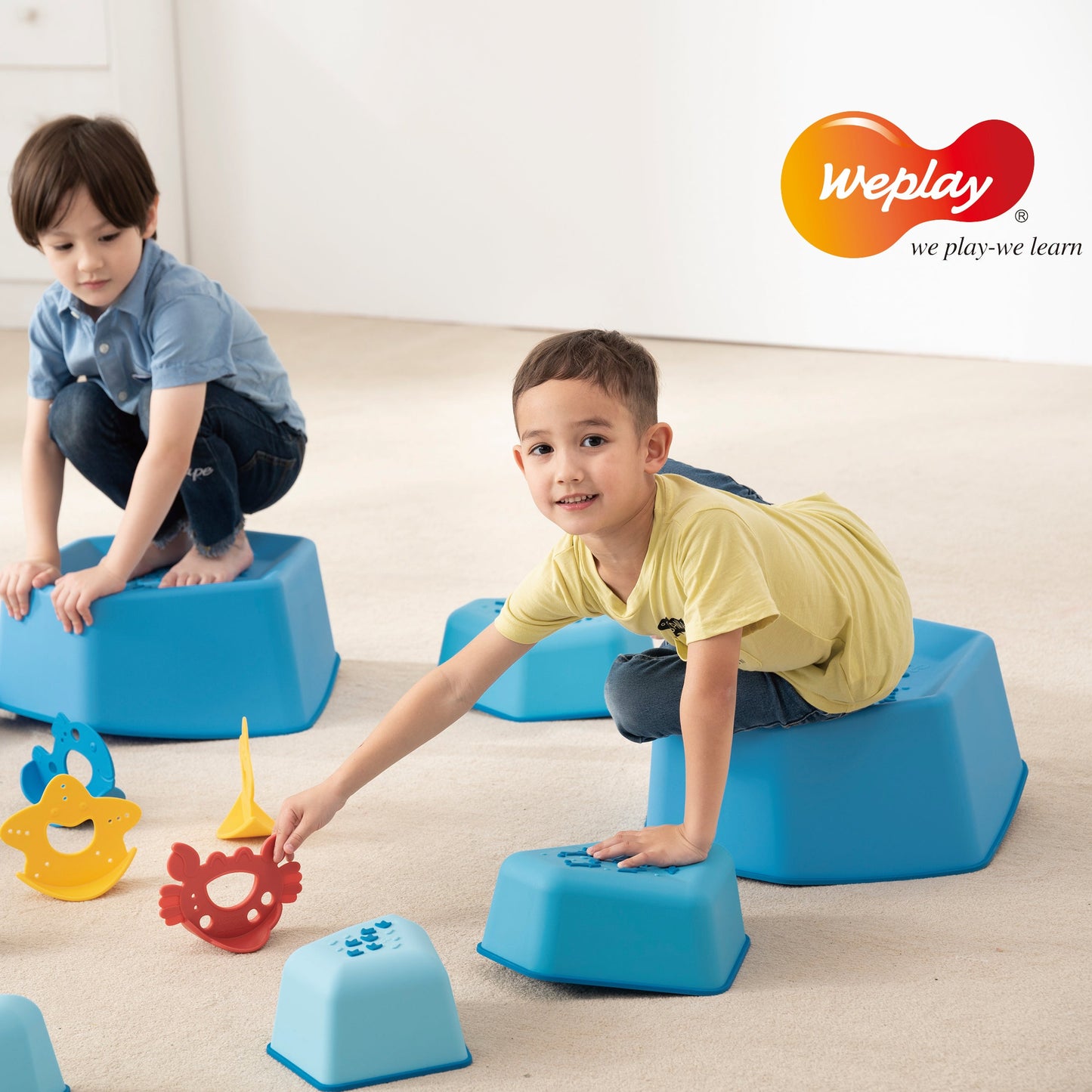 Kinder spielen auf Steine