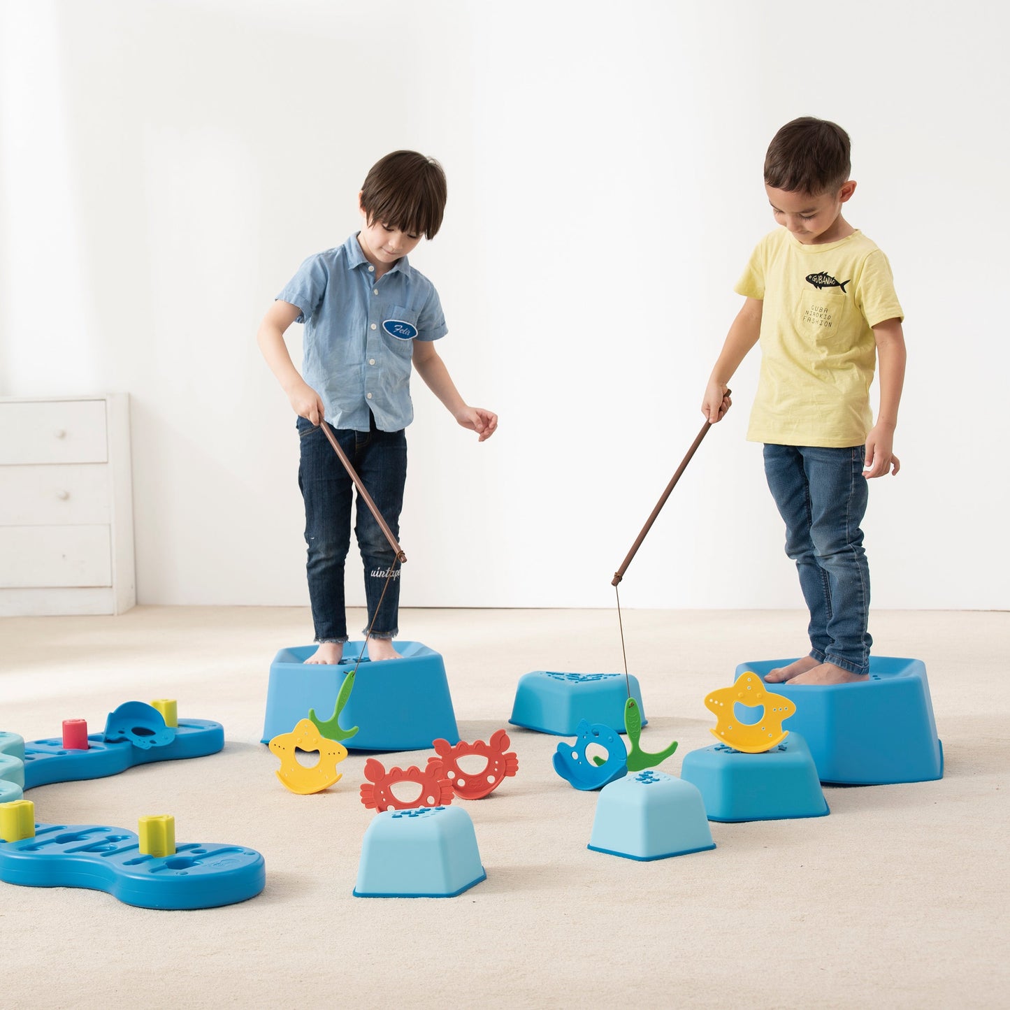Kinder spielen Angeln