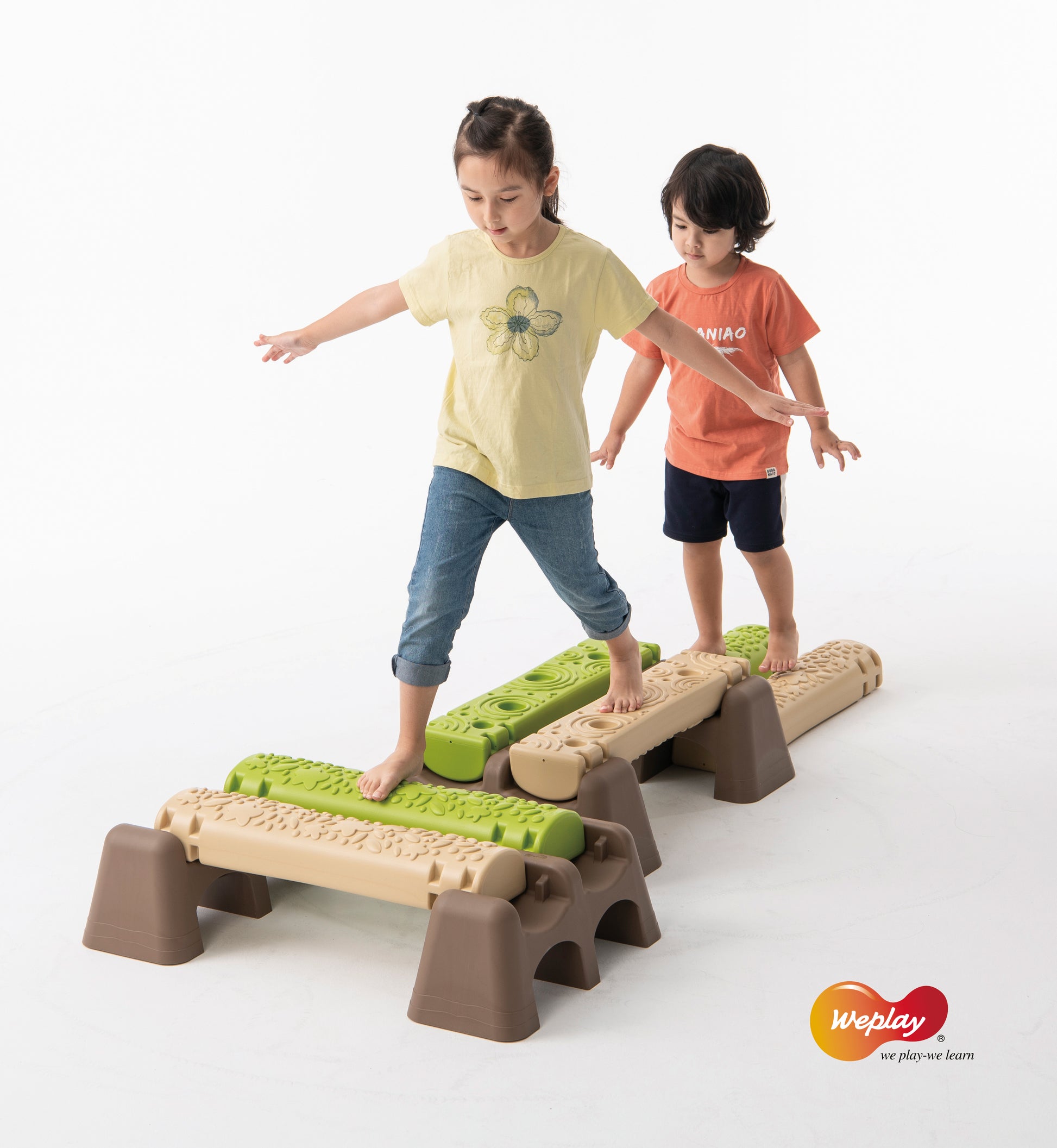 Kinder balancieren über Bäume