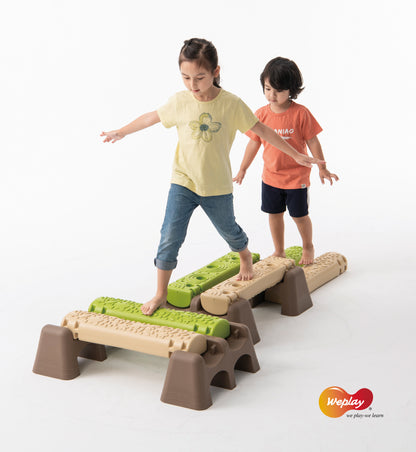 Kinder balancieren über Bäume