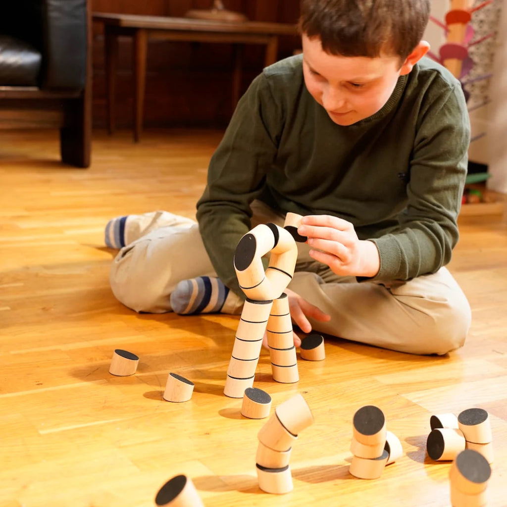 Kind spielt