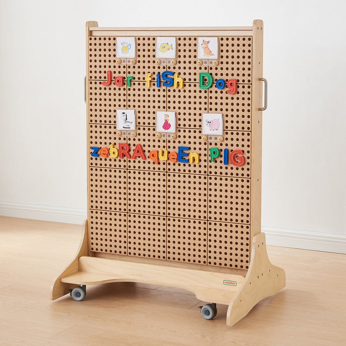 Kleiner Trolley mit Buchstaben