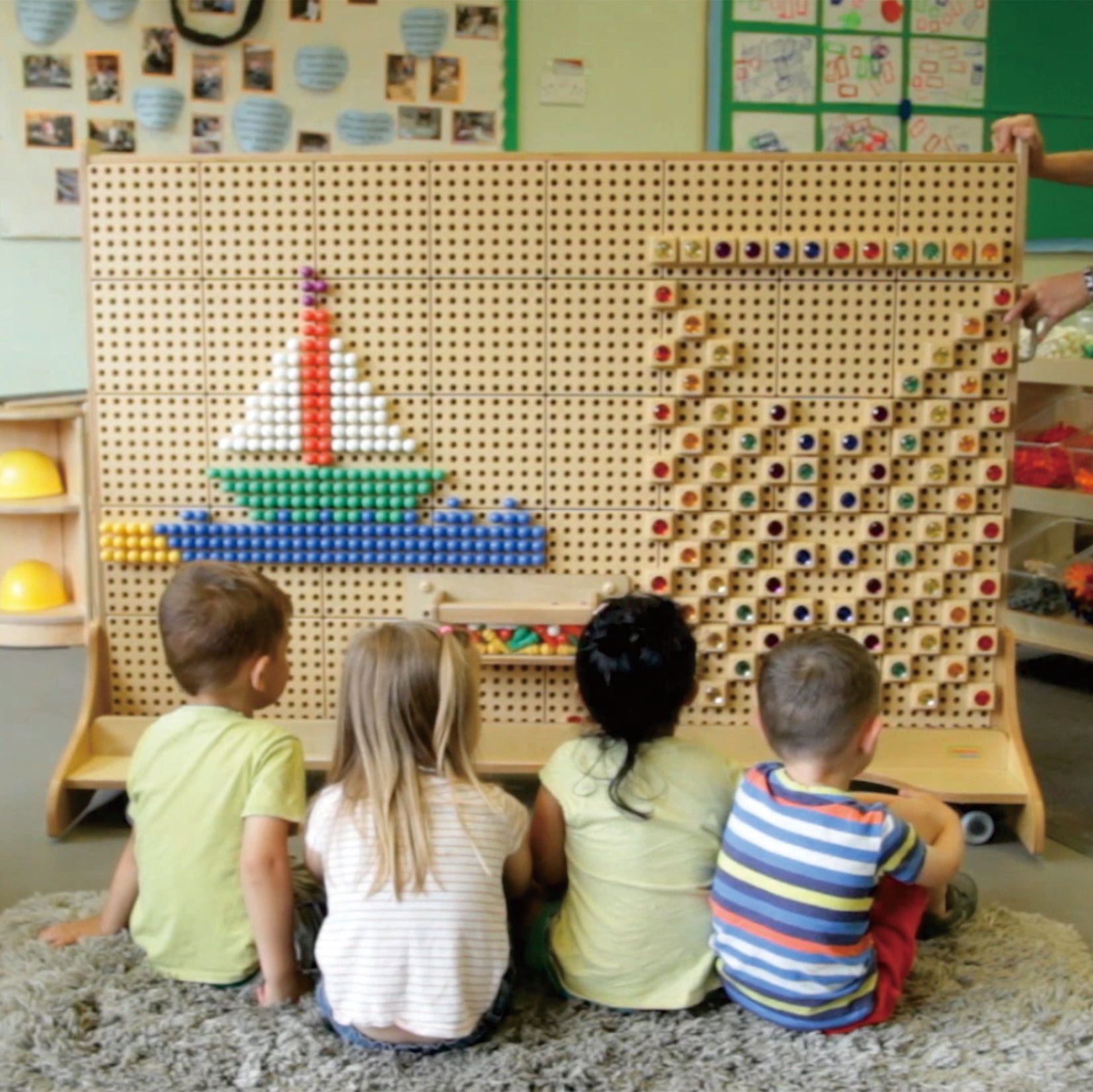 Kinder vor Stem Trolley