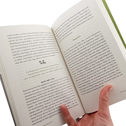 Buch in der Hand aufgeschlagen