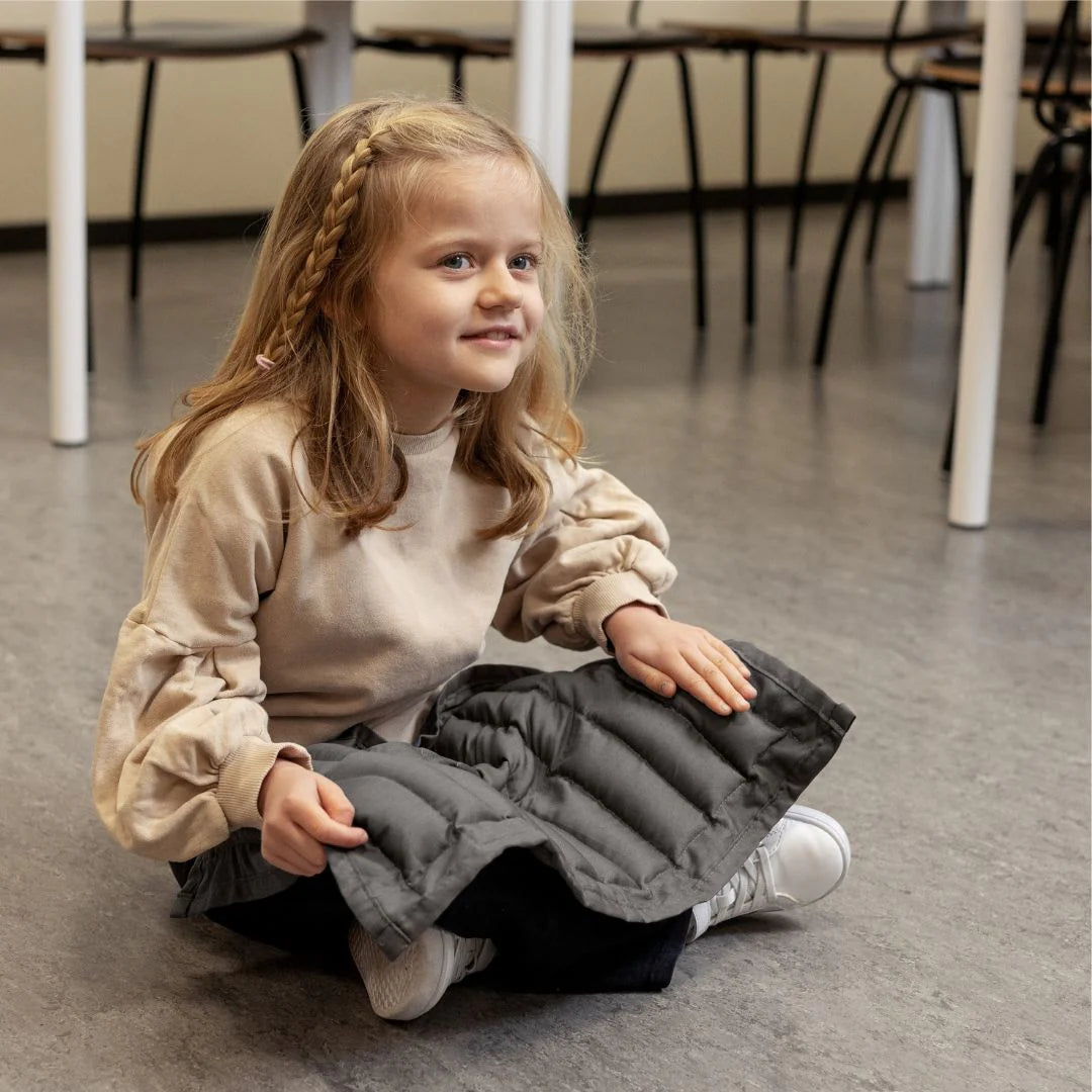 Gewichtsdecke liegt auf dem Schoß