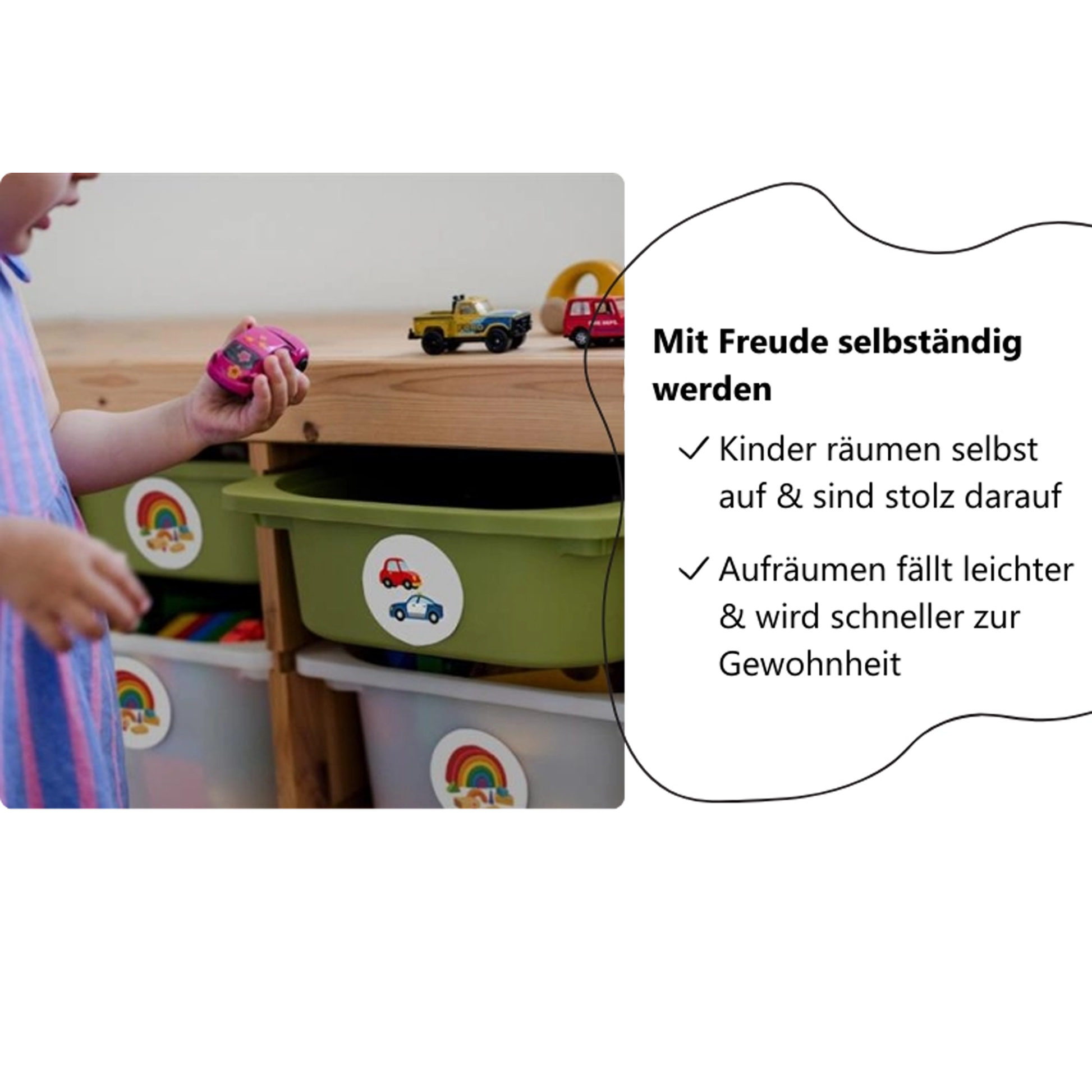 Kind an Spielzeugboxen mit Aufkleber