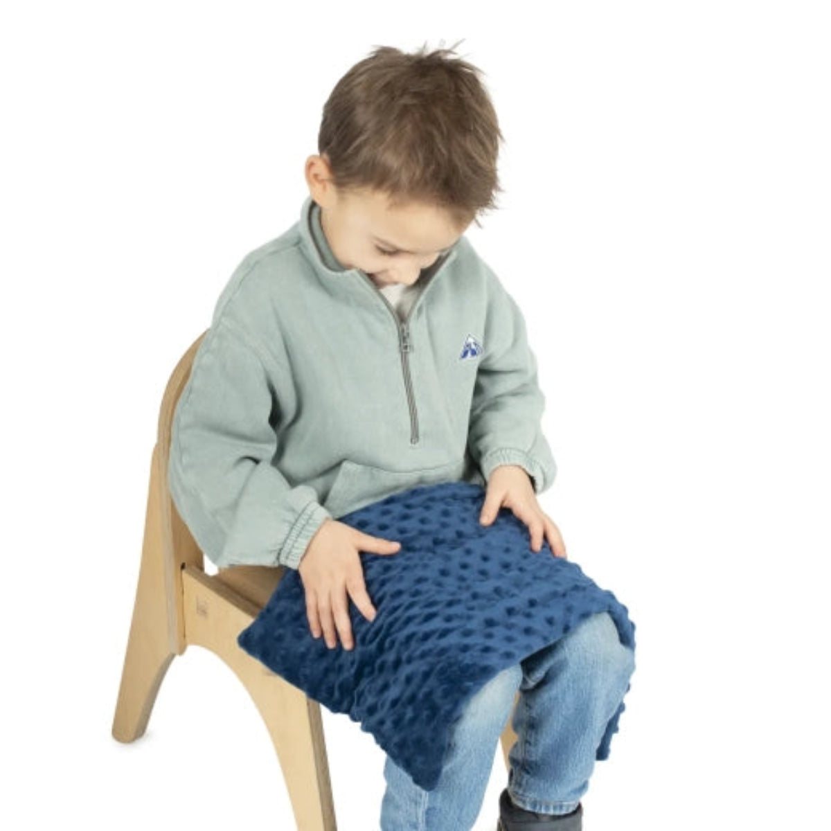 Kind mit blauem Schoßkissen
