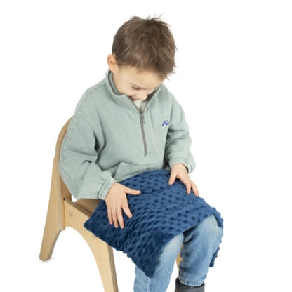 Kind mit blauem Schoßkissen