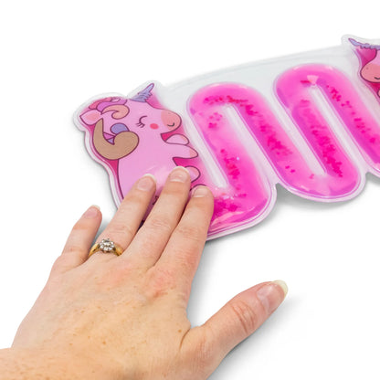 Hand drückt auf Einhorn, Nahaufnahme
