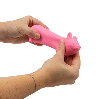 Hand zieht Schwein