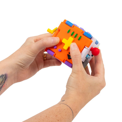 Hand drückt Knopf