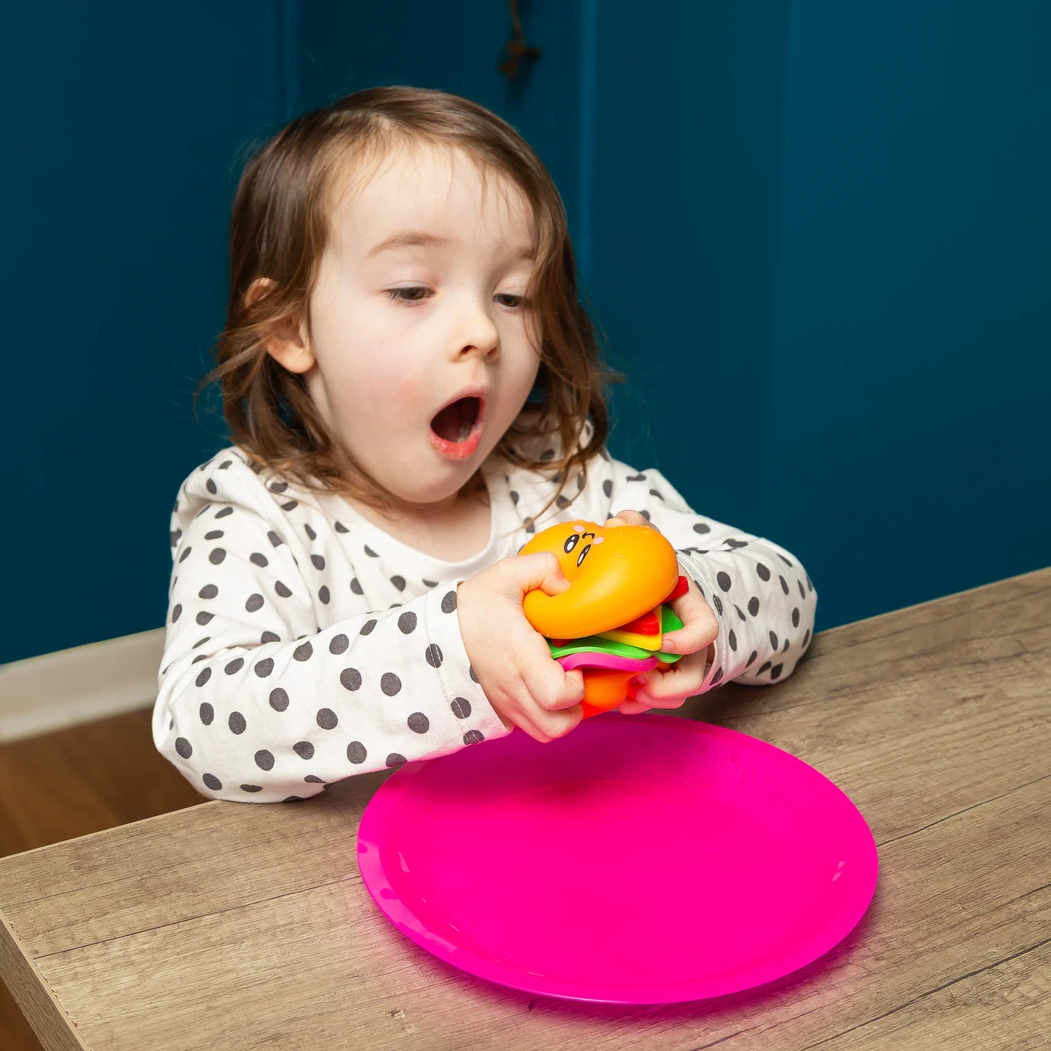 Kind spielt mit Burger