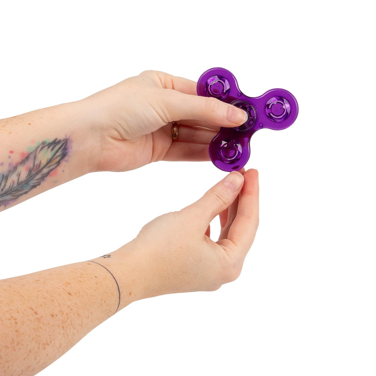 Hand hält lila Fidget Spinner