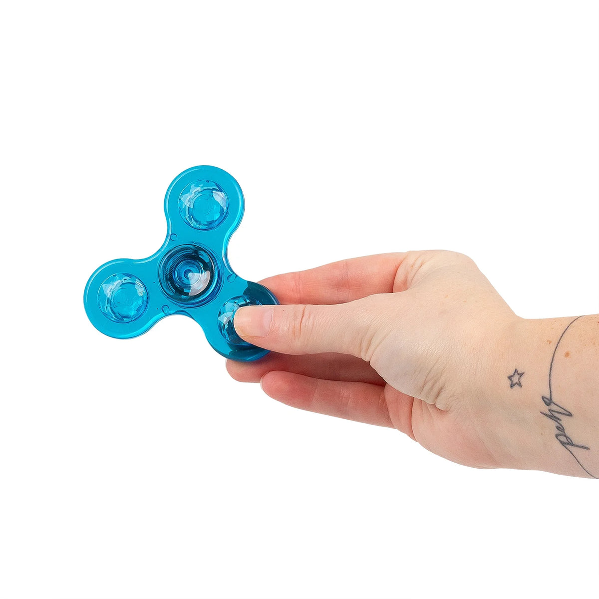 Hand hält blauen Fidget Spinner