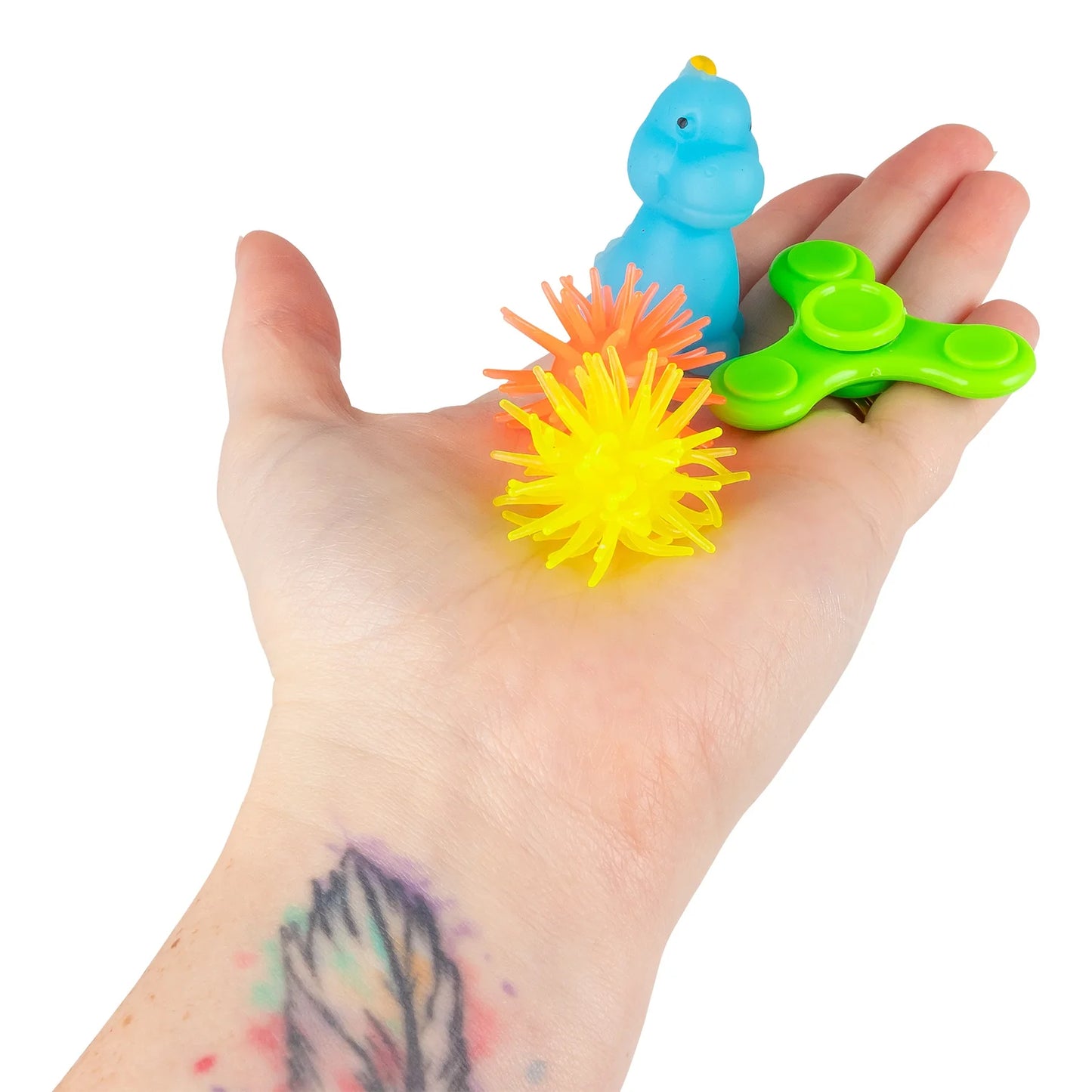 Fidget Toys liegen auf der Handfläsche, grüner Spinner, blauer Dino