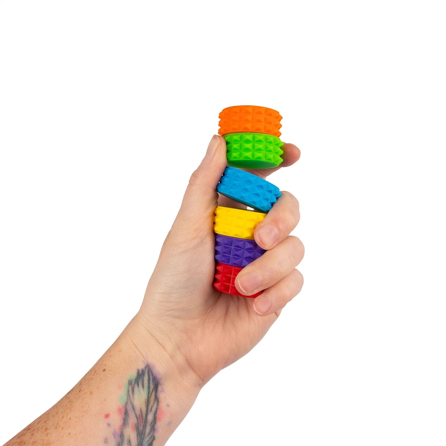 Hand hält Fidget Toy bunte Scheiben