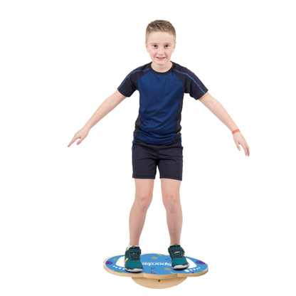 Kind auf Balance Board