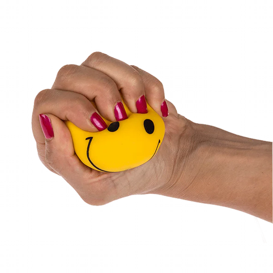 Hand drückt gelben Stressball