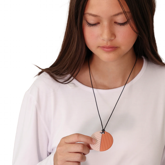 Mädchen mit orangener kette
