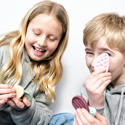 Kinder spielen mit Steine
