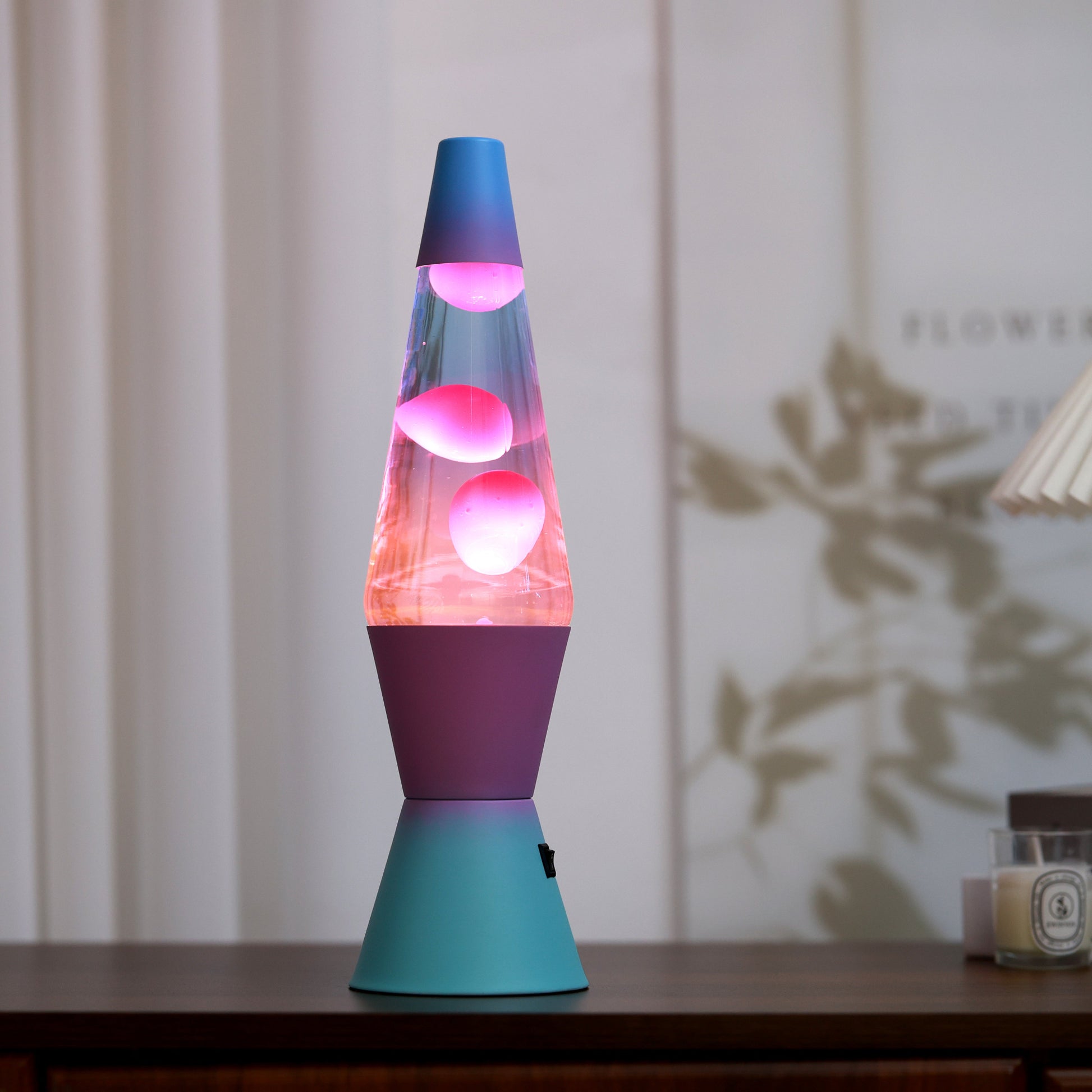 bunte Lavalampe im Zimmer