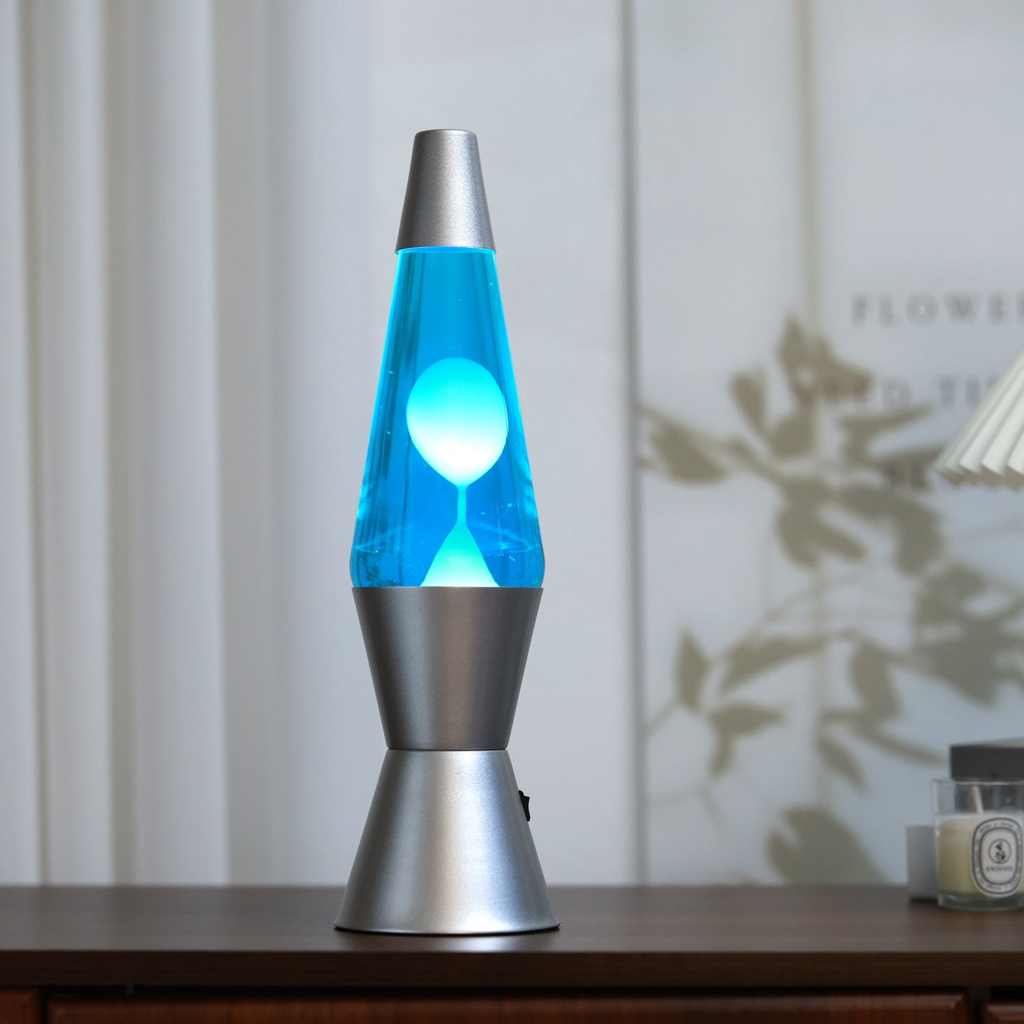 silberne Lavalampe mit blauer Flüssigkeit