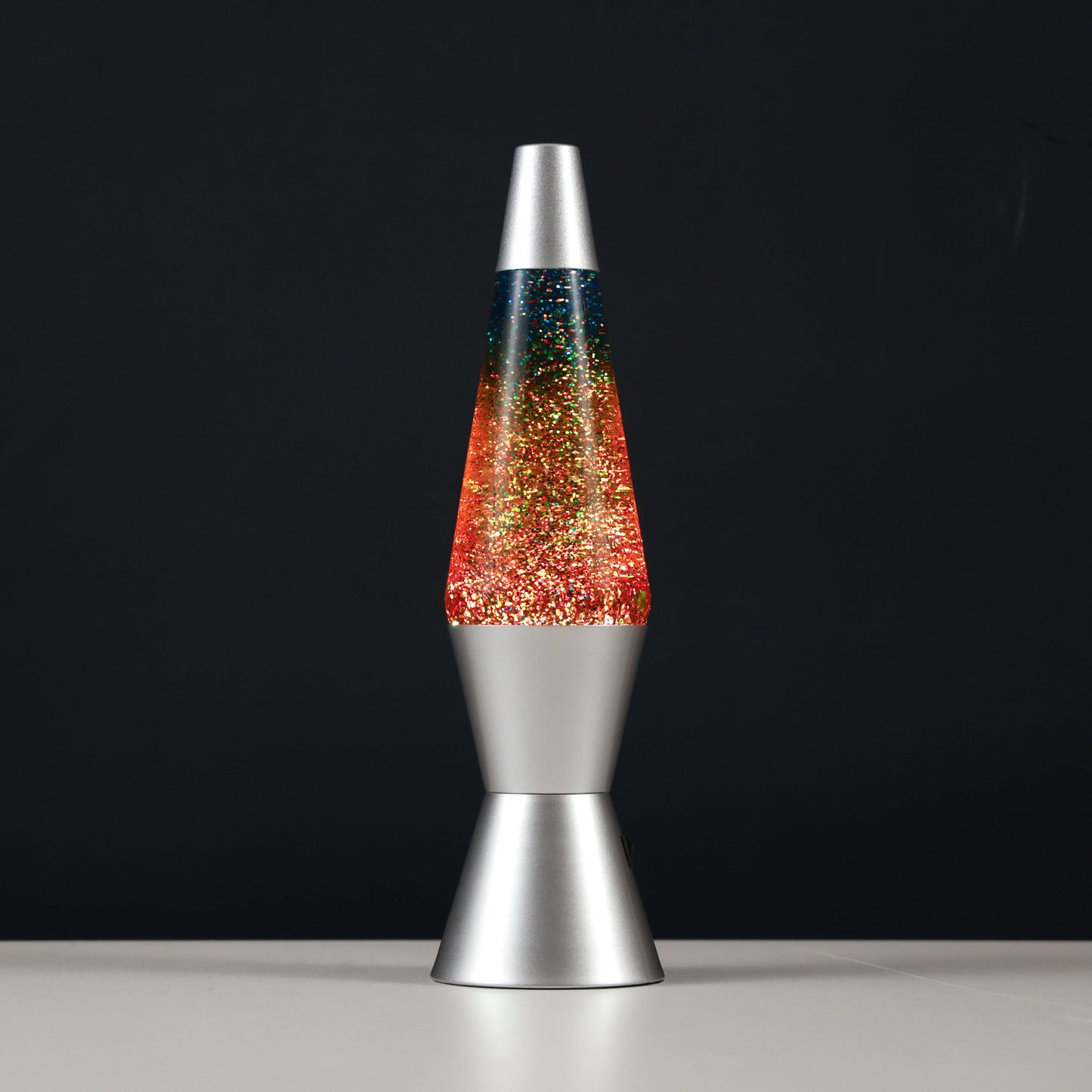 Glitzerlampe vor schwarzem Hintergrund