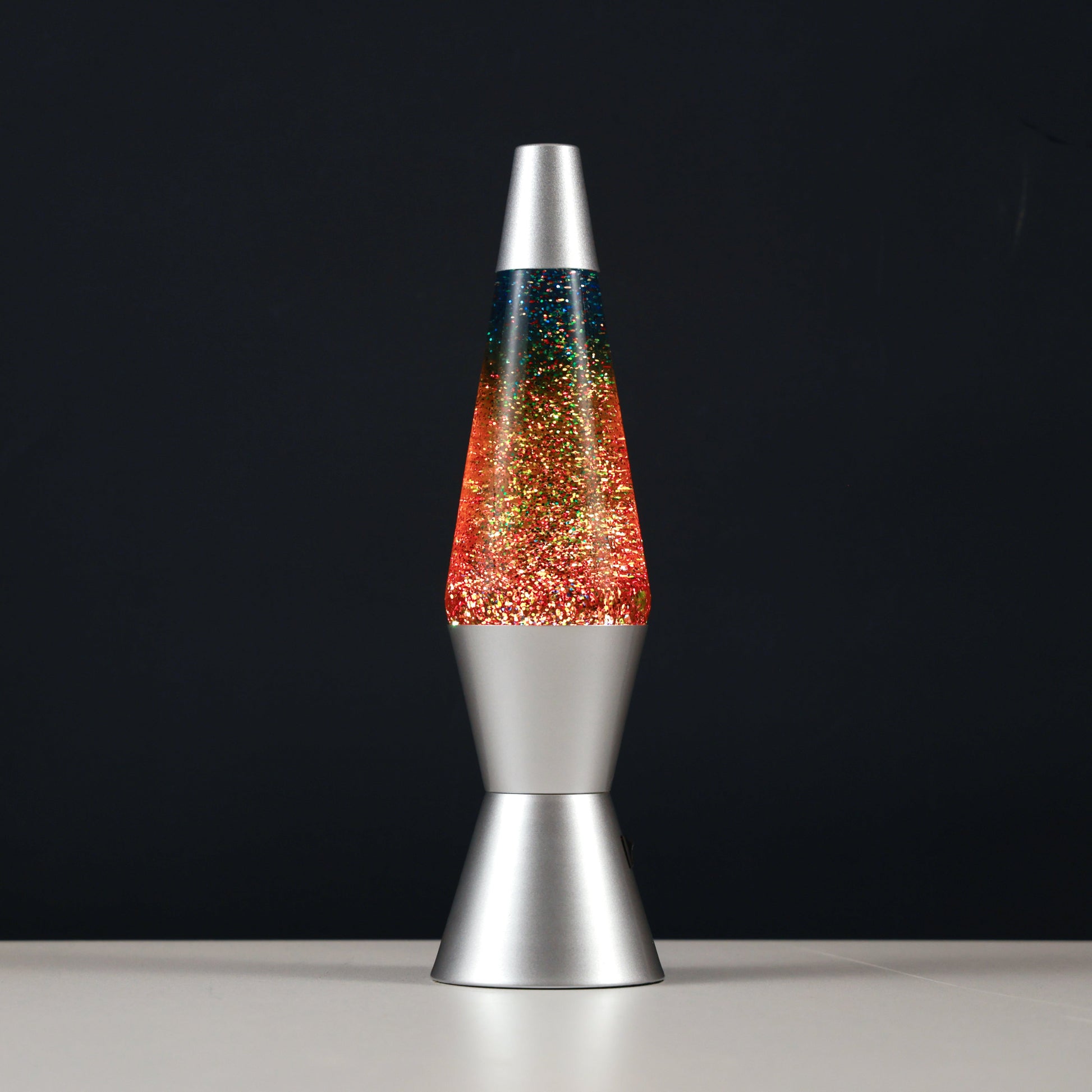 Glitzerlampe vor schwarzem Hintergrund