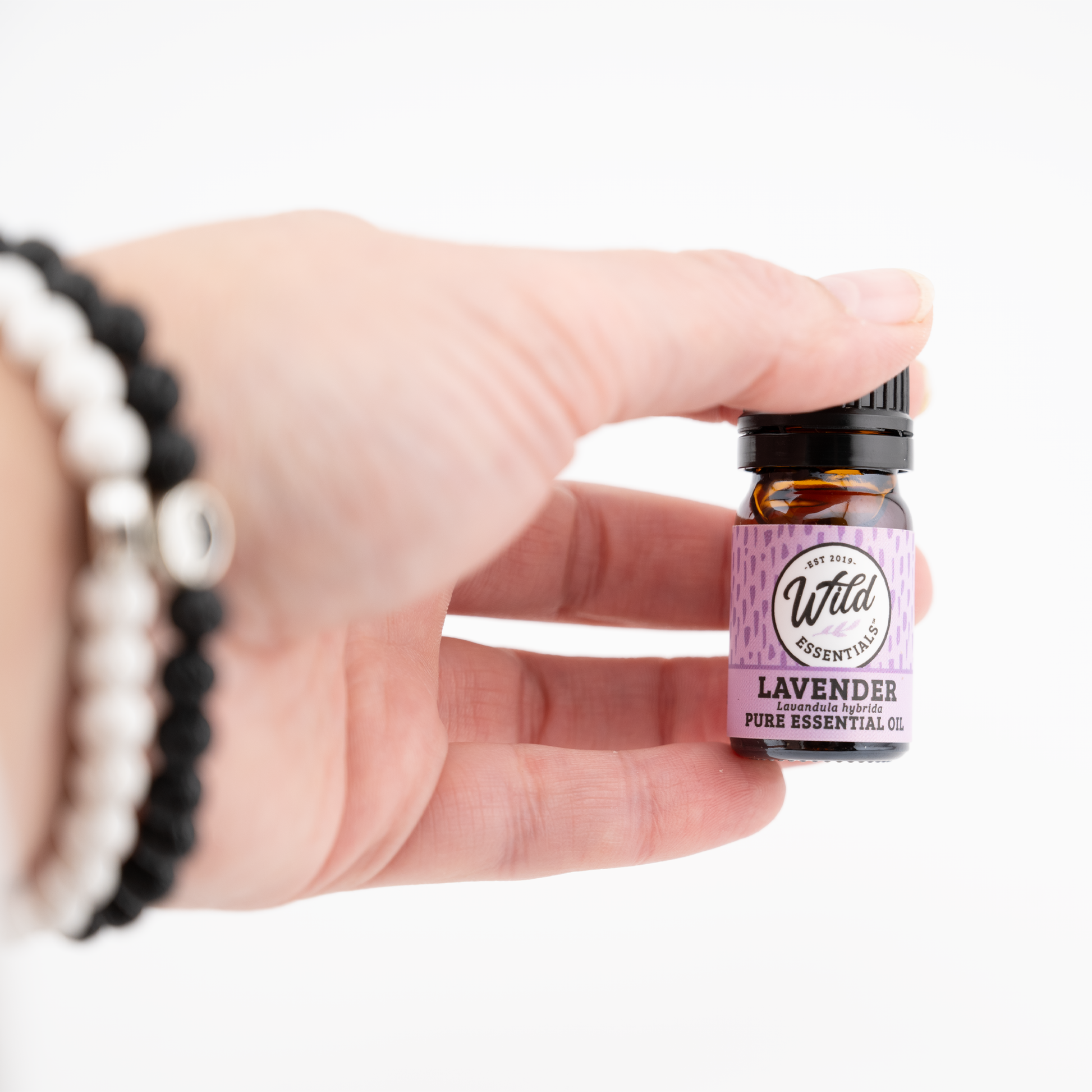 Hand hält Öl Lavendel 