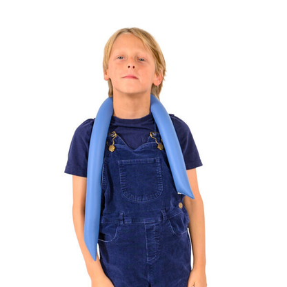 Kind hat blaue Gewichtsschlange auf der Schulter