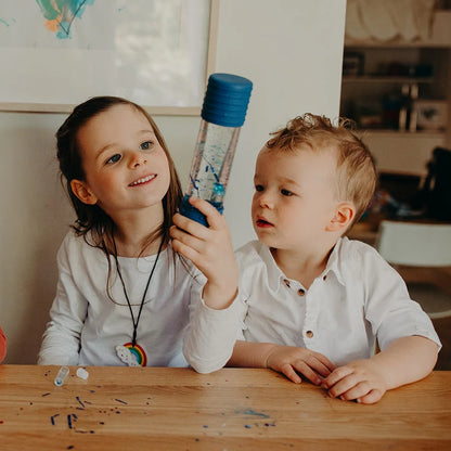 Kinder schauen auf gefüllte Spielflasche