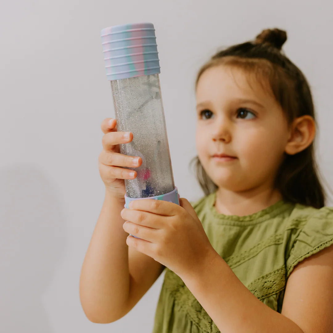 Kind schaut auf Flasche