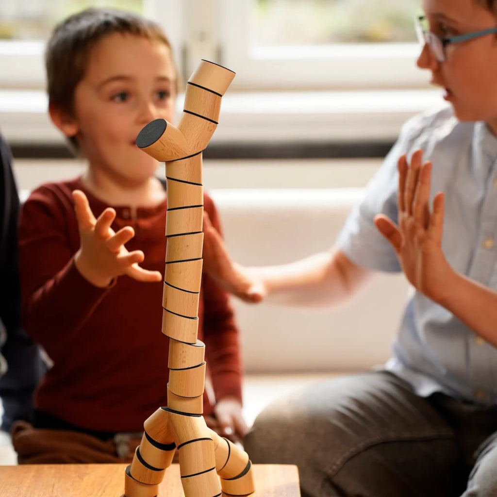 Kinder im Hintergrund der Bausteine